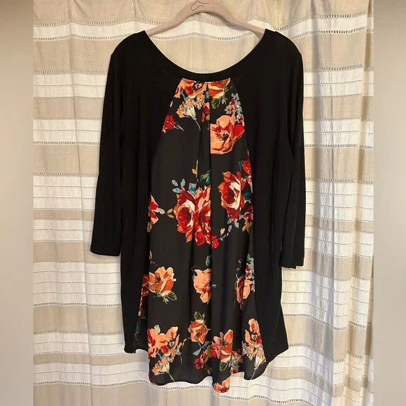 LE LIS Alante 3/4 Woven Back Knit Top - Picture 6 of 7